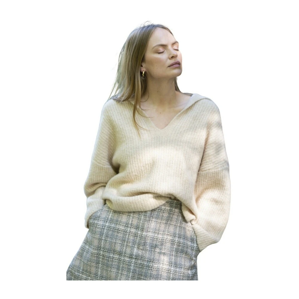 Arnie Says Brie Genser Beige